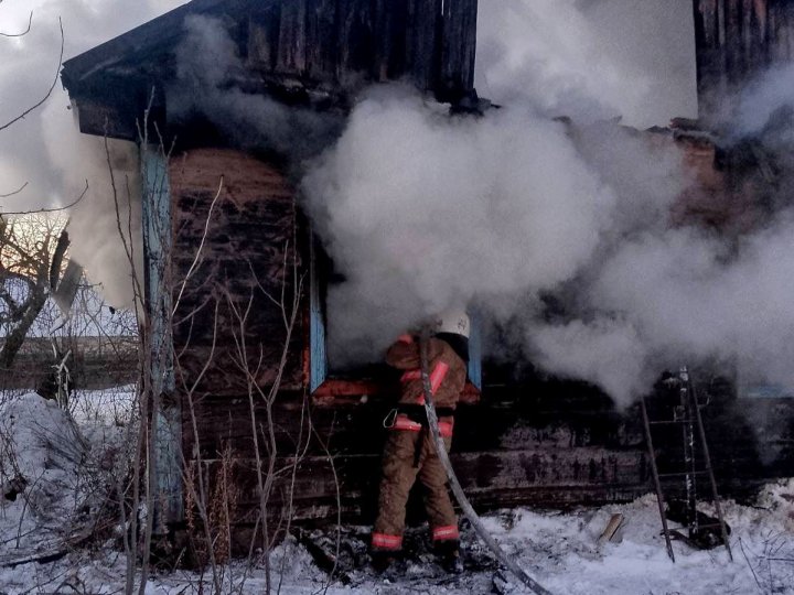Бійці ДСНС із охопленого полум’ям будинку на Волині врятували людину