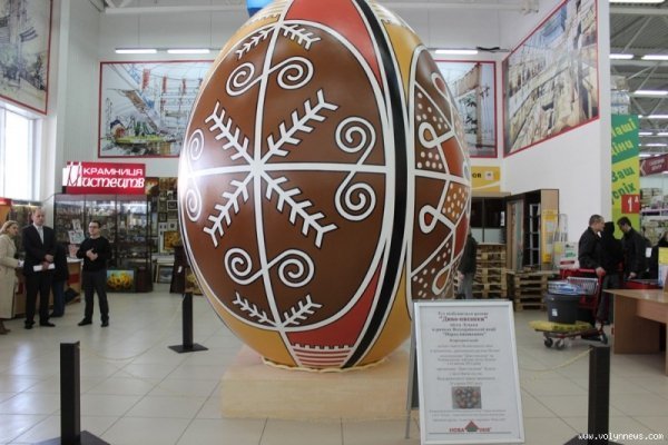 Гігантська писанка у Луцьку вже готова