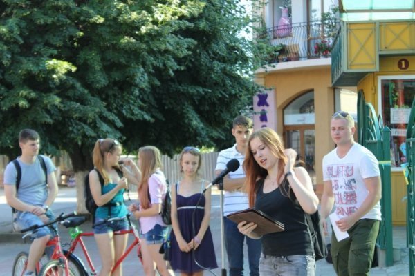 Луцькі поети вийшли на площу з власною «зброєю». ФОТО