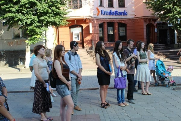 Луцькі поети вийшли на площу з власною «зброєю». ФОТО