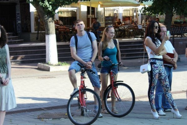 Луцькі поети вийшли на площу з власною «зброєю». ФОТО