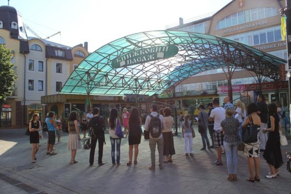 Луцькі поети вийшли на площу з власною «зброєю». ФОТО