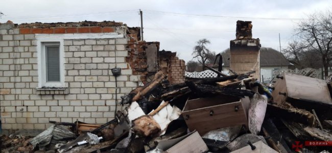 Просять допомогти родині волинян, у якої вщент згорів будинок. ФОТО