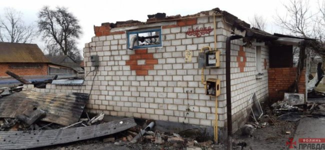 Просять допомогти родині волинян, у якої вщент згорів будинок. ФОТО