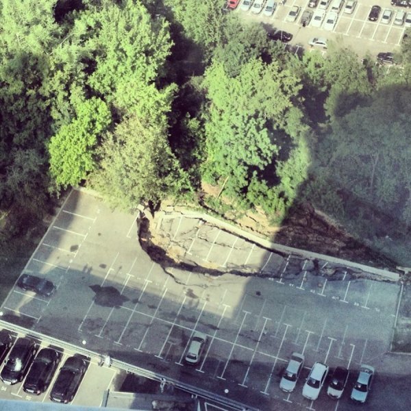 У Києві на парковці провалився асфальт. ФОТО