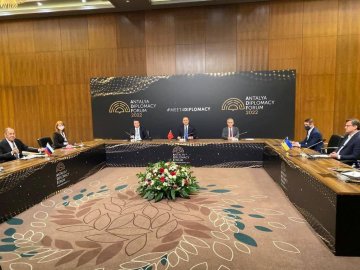 Почалися переговори очільників МЗС України, Росії та Туреччини