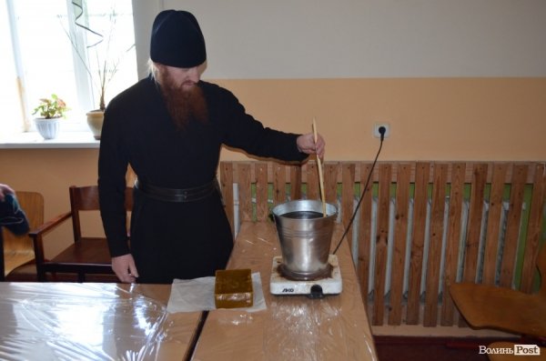 У Луцьку дітей навчали, як власноруч робити великодню свічку. ФОТО