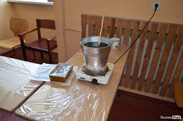 У Луцьку дітей навчали, як власноруч робити великодню свічку. ФОТО