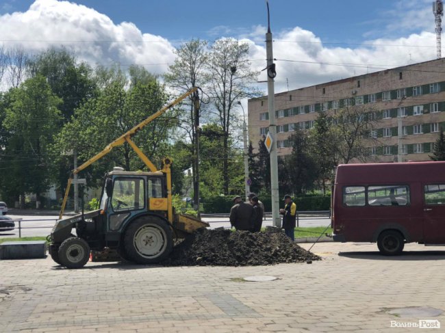 Провалля на вулиці Лесі Українки у Луцьку засипають. ФОТО
