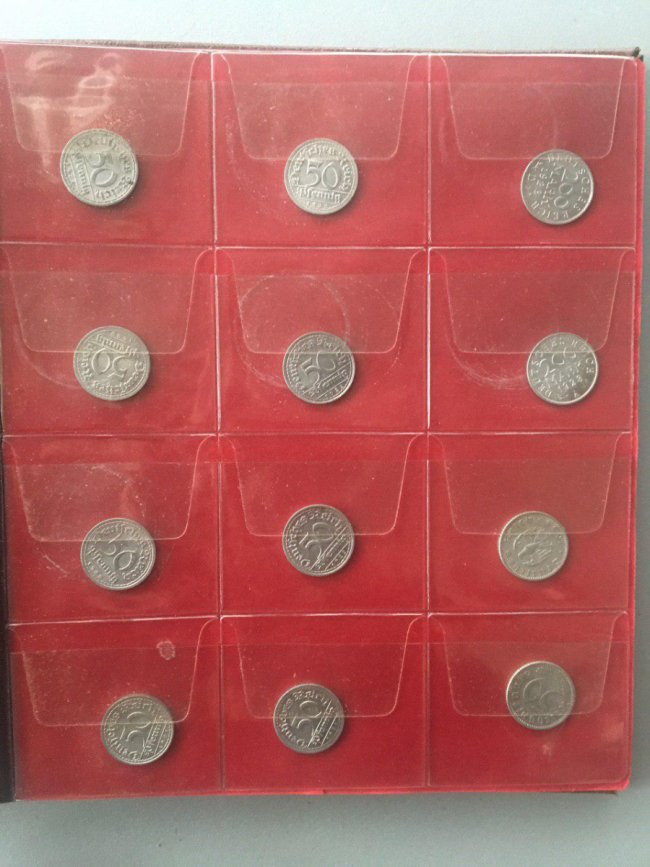 В автобусі «Варшава–Луцьк» намагалися провезти з Польщі старовинні монети і ніж