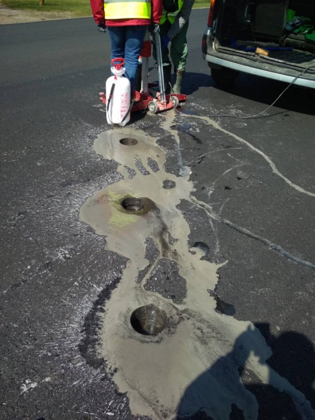 Як перевіряють якість щойно відремонтованої волинської дороги. ФОТО