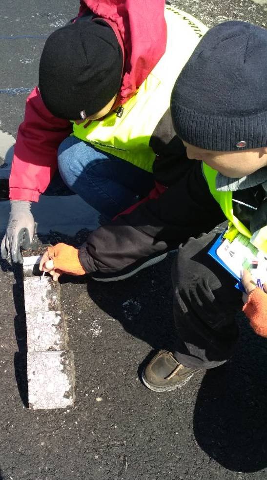 Як перевіряють якість щойно відремонтованої волинської дороги. ФОТО