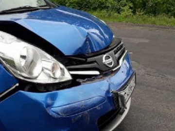 Аварія на Волині: легковик врізався в бус з причепом