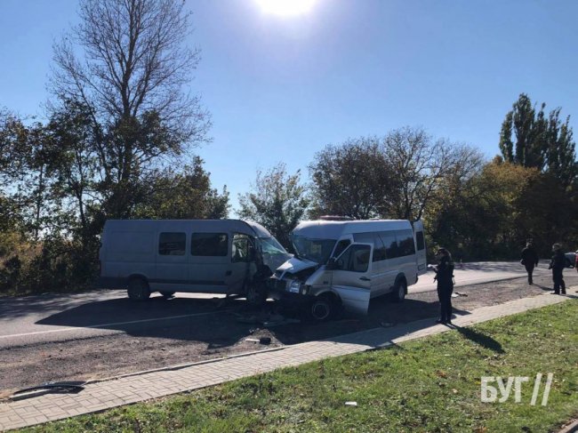 На Волині зіткнулися маршрутка та бус: одного пасажира вирізали рятувальники. ФОТО