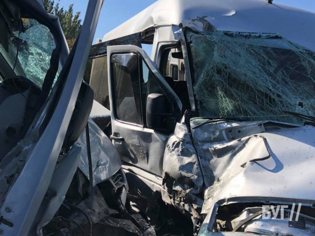 На Волині зіткнулися маршрутка та бус: одного пасажира вирізали рятувальники. ФОТО