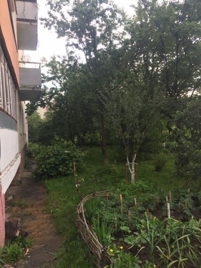 У Нововолинську з 9-го поверху випав чоловік: лікарі борються за його життя