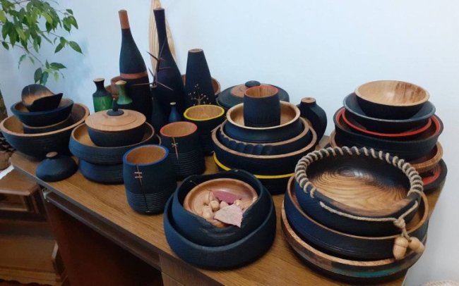 У Луцьку 73-річний майстер створює дерев’яний посуд та човни-каное