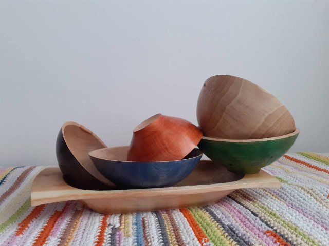 У Луцьку 73-річний майстер створює дерев’яний посуд та човни-каное