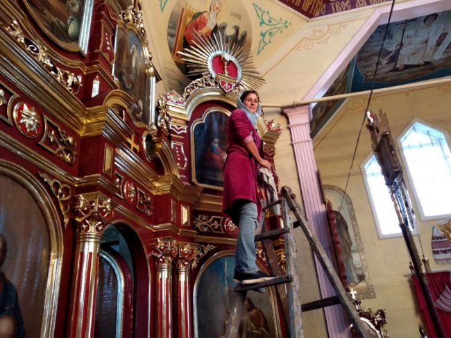 Волинський священик показав, як прихожани наводять лад у храмі. ФОТО