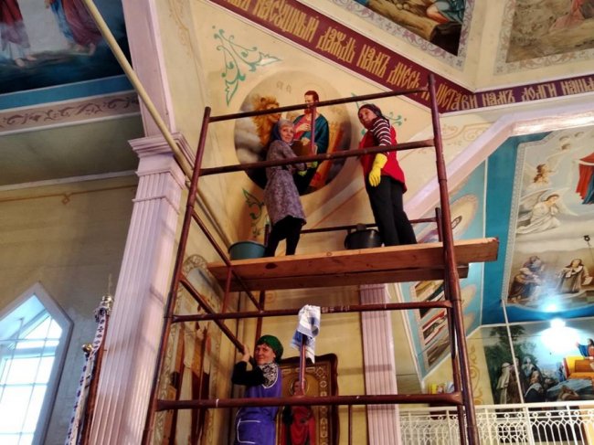 Волинський священик показав, як прихожани наводять лад у храмі. ФОТО