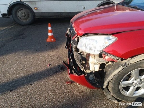 Аварія в центрі Луцька: позашляховик протаранив вантажівку