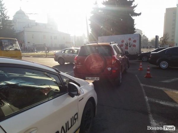 Аварія в центрі Луцька: позашляховик протаранив вантажівку