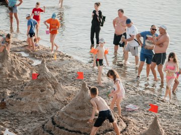 На Світязі змагалися у створенні найвищого та найкреативнішого замку із піску. ФОТО