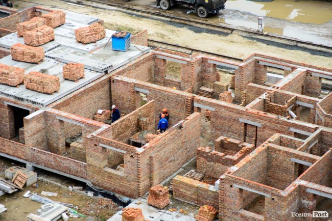 У Луцьку продовжують зводити яскраві оселі у ЖК «Caramel Residence». ФОТО*