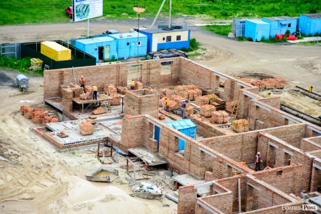 У Луцьку продовжують зводити яскраві оселі у ЖК «Caramel Residence». ФОТО*