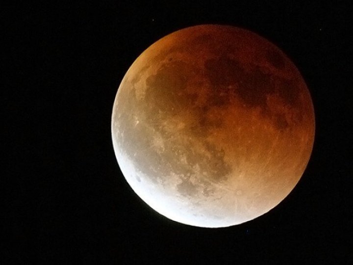 «Кривавий Місяць»: минулої ночі лучани спостерігали місячне затемнення