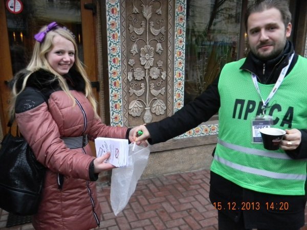 У Луцьку міняли цигарки на цукерки. ФОТО