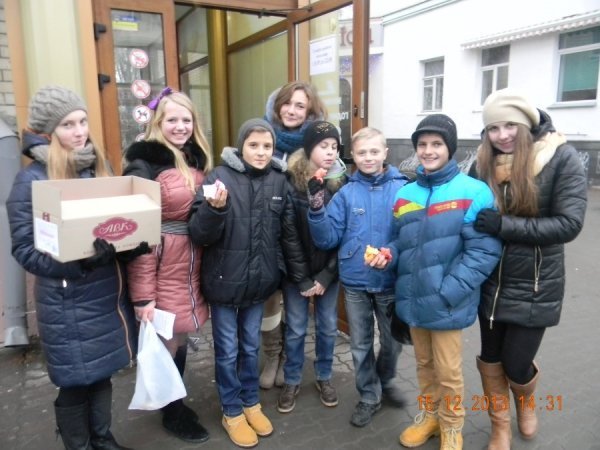 У Луцьку міняли цигарки на цукерки. ФОТО