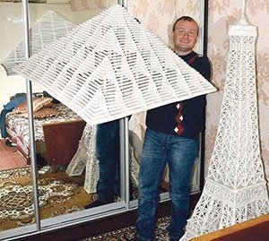 Анатолій зі своїми виробами