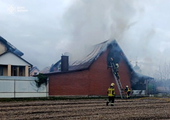 У селі біля Луцька пожежники майже годину гасили господарську споруду