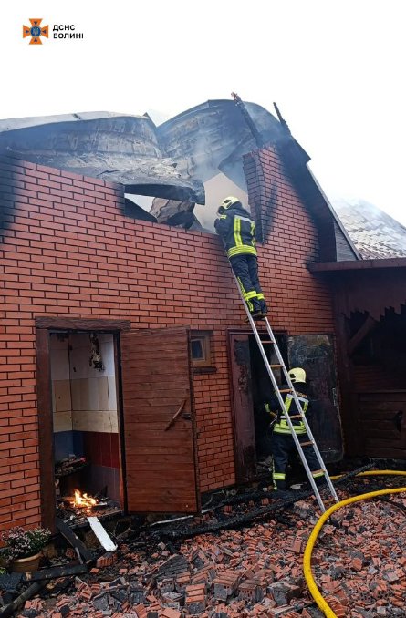 У селі біля Луцька пожежники майже годину гасили господарську споруду