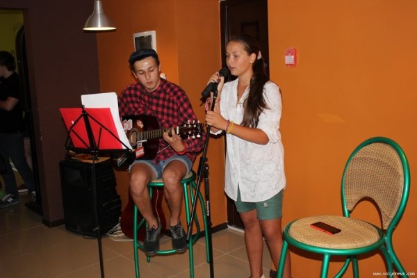 У луцькому кафе - вечір акустичної музики. ФОТО