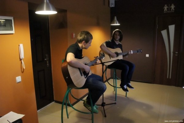 У луцькому кафе - вечір акустичної музики. ФОТО