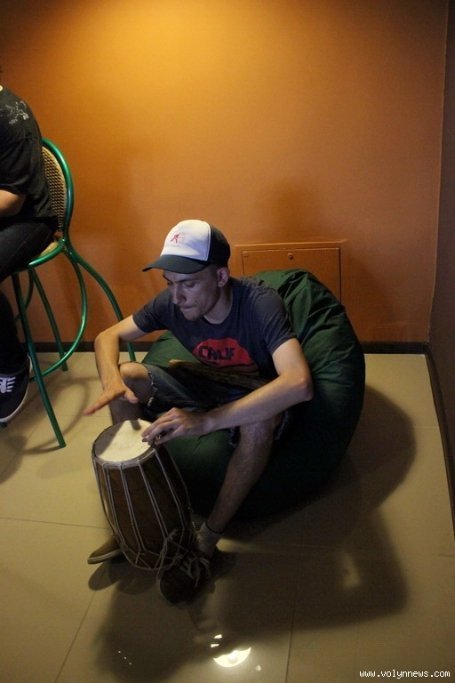 У луцькому кафе - вечір акустичної музики. ФОТО