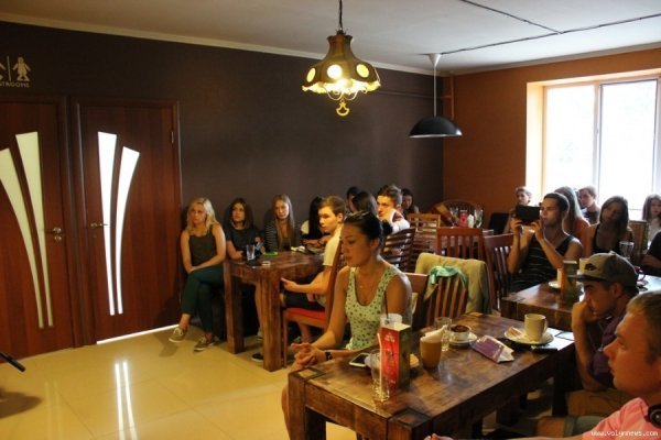 У луцькому кафе - вечір акустичної музики. ФОТО