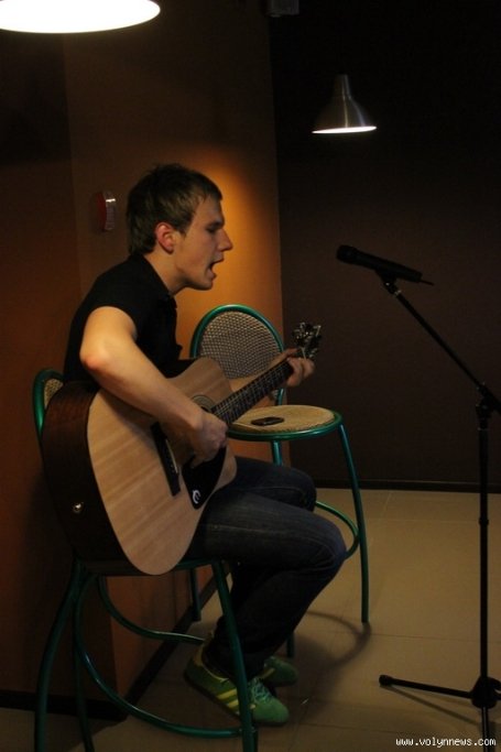 У луцькому кафе - вечір акустичної музики. ФОТО