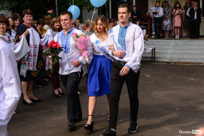 Без пафосу, але з патріотизмом: останній дзвоник у луцькій школі №15. ФОТО