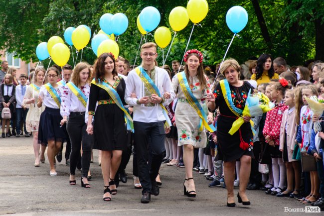 Без пафосу, але з патріотизмом: останній дзвоник у луцькій школі №15. ФОТО