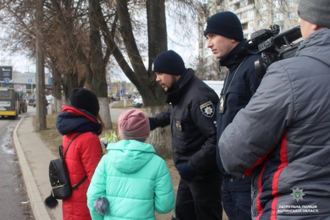У Луцьку копи вчили «пішоандонів» переходити дорогу. ФОТО