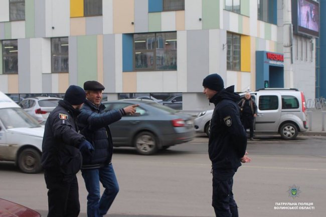 У Луцьку копи вчили «пішоандонів» переходити дорогу. ФОТО