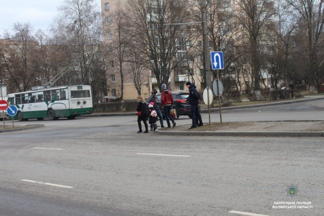 У Луцьку копи вчили «пішоандонів» переходити дорогу. ФОТО