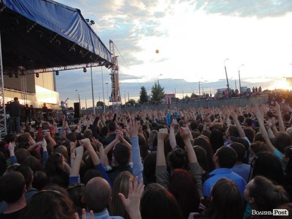 «Дикі» децибели, море народу і зоряні гості: як у Луцьку гуляли під «ПортCity». ФОТО. ВІДЕО