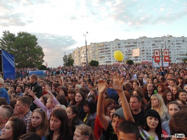 «Дикі» децибели, море народу і зоряні гості: як у Луцьку гуляли під «ПортCity». ФОТО. ВІДЕО