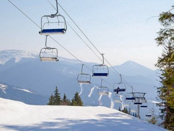 На гірськолижному курорті на Львівщині зупинився підйомник, де було 14 людей 