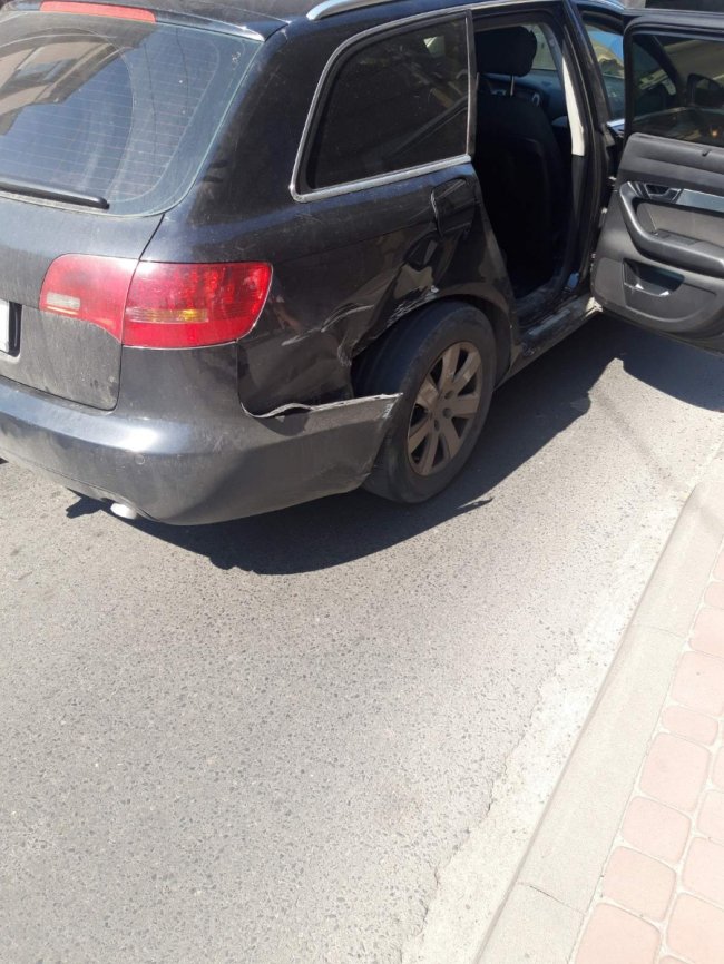 У Луцьку водійка Audi хотіла «проскочити» та пошкодила тролейбусу бампер. ФОТО