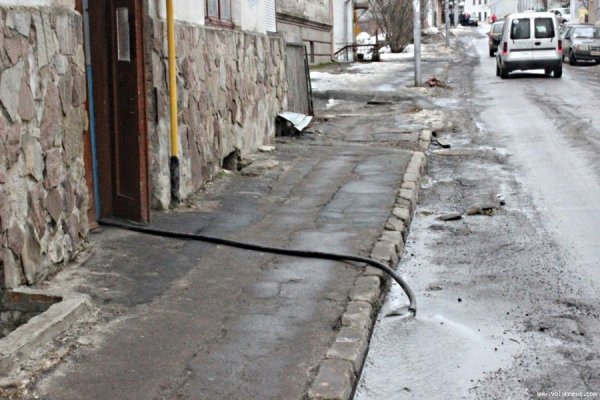 Будинок у центрі Луцька 50 років стоїть без ремонту, ‒ жителі. ФОТО